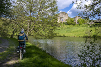France, Vendée (85), Tiffauges, le chateau de Tiffauges,  ancien chateau fort en ruines où résida Gilles de Rais, randonnée à vélo