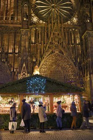 France, Bas-Rhin (67), Strasbourg, vieille ville classée au Patrimoine Mondial de l'UNESCO, étal du le Marché de Noel (Christkindelsmarik) place de la Cathédrale et la Cathédrale Notre-Dame