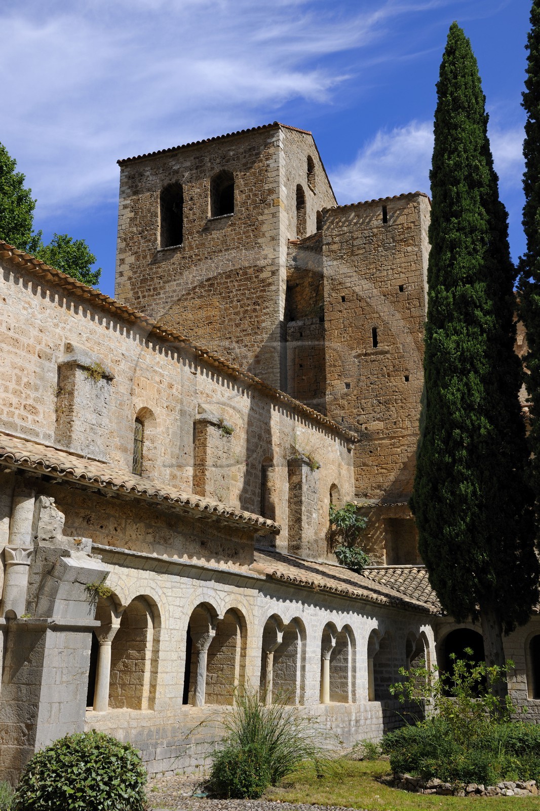 France, Hérault (34), village médiéval de Saint-Guilhem-le-Désert, étape du pélerinage de Saint-Jacques-de-Compostelle, labellisé Les Plus Beaux Villages de France, abbaye de Gellone du XIe siècle classée Patrimoine Mondial de l'UNESCO, Le cloître