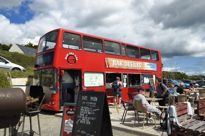 France, Finistère (29), Moelan-sur-Mer, le restaurant bus Le Bar des Iles sur la plage de Trenez