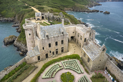 France, Côtes d'Armor (22), Grand Site de France Cap d'Erquy – Cap Fréhel, Plévenon, le Fort La Latte ou château de la Roche Goyon du XVème siècle, le logis du Gouverneur