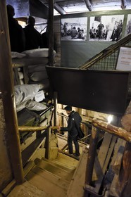 Bosnie-Herzégovine, Sarajevo, le Tunnel de Sarajevo fut creusé en 1993 sous l'aéroport pendant le siège de la ville de 1992 à 1996 , 2 à 3 millions de personnes y transitèrent