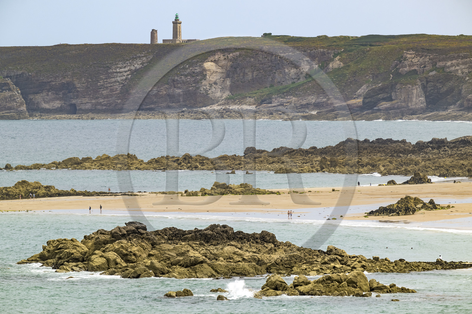 France, Côtes d'Armor (22), Grand Site de France Cap d'Erquy – Cap Fréhel, Fréhel, la plage de l'Anse du Croc et le phare du Cap Fréhel en arrière plan