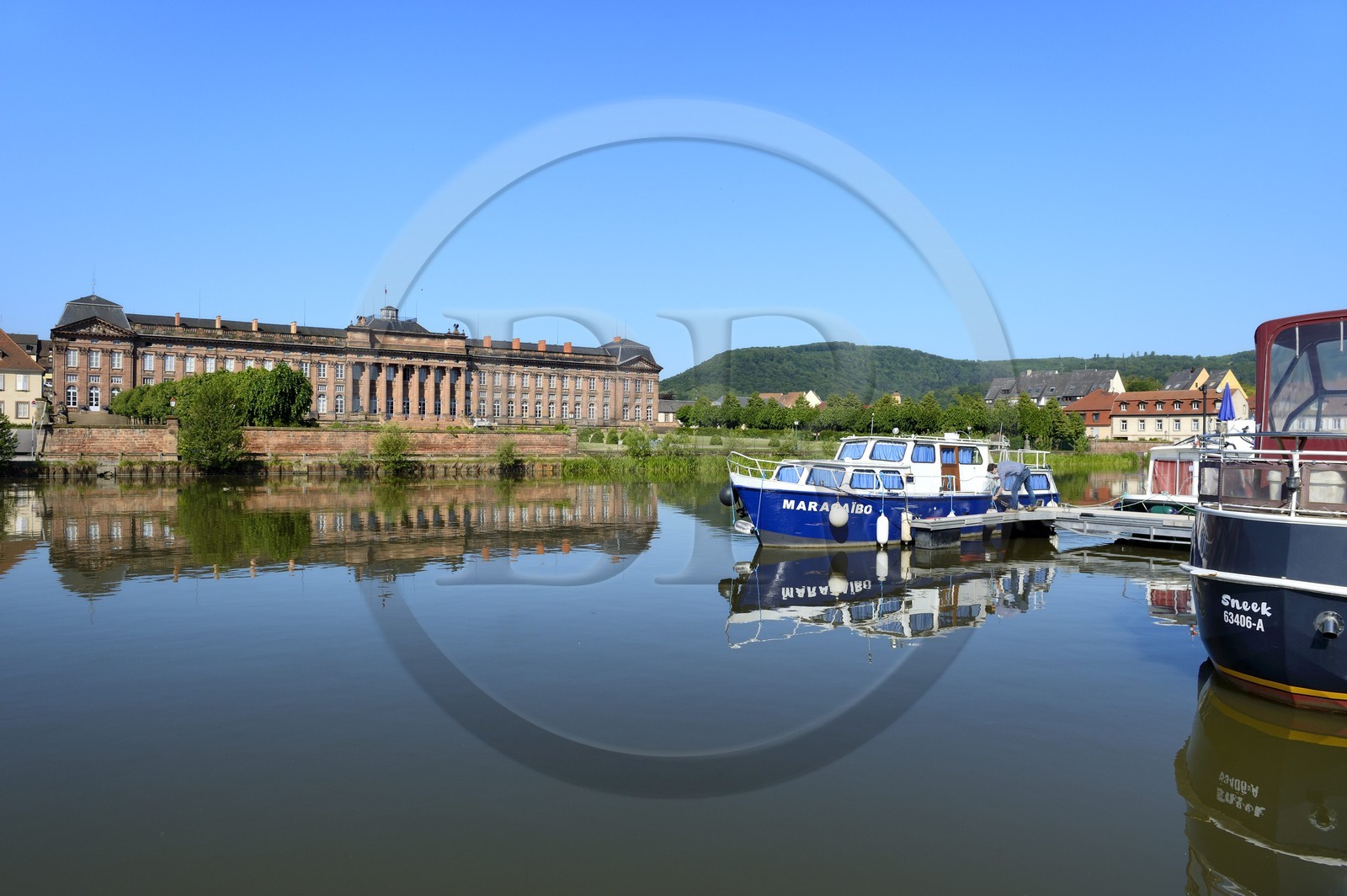 France, Bas-Rhin (67), Saverne, le château des Rohan et le canal de la Marne au Rhin, le port fluvial