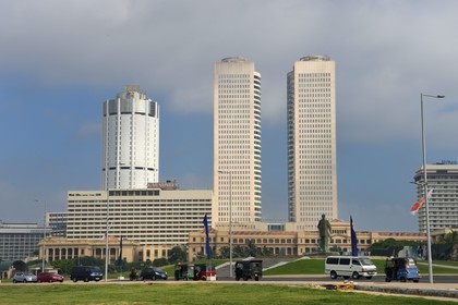 Sri Lanka, province de l'ouest, district de Colombo, Colombo, le World Trade Center dans le quartier du fort surplombant les anciens batiments du Parlement et la statue du premier premier ministre après l'indépendance