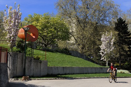 France, Paris (75), quai Saint-Bernard, le jardin des sculptures en plein air Tino Rossi