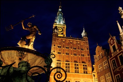 Poland, Eastern Pomerania, Gdansk, Neptune fountain in front of the town hall (Ratusz Glownego Miasta)