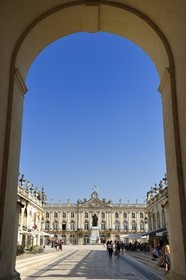 France, Meurthe-et-Moselle (54), Nancy, place Stanislas (ancienne Place Royale) construite par Stanislas Leszczynski, roi de Pologne et dernier duc de Lorraine au XVIIIe siècle, classée Patrimoine Mondial de l'UNESCO, l'Arc de Triomphe (la Porte Héré)