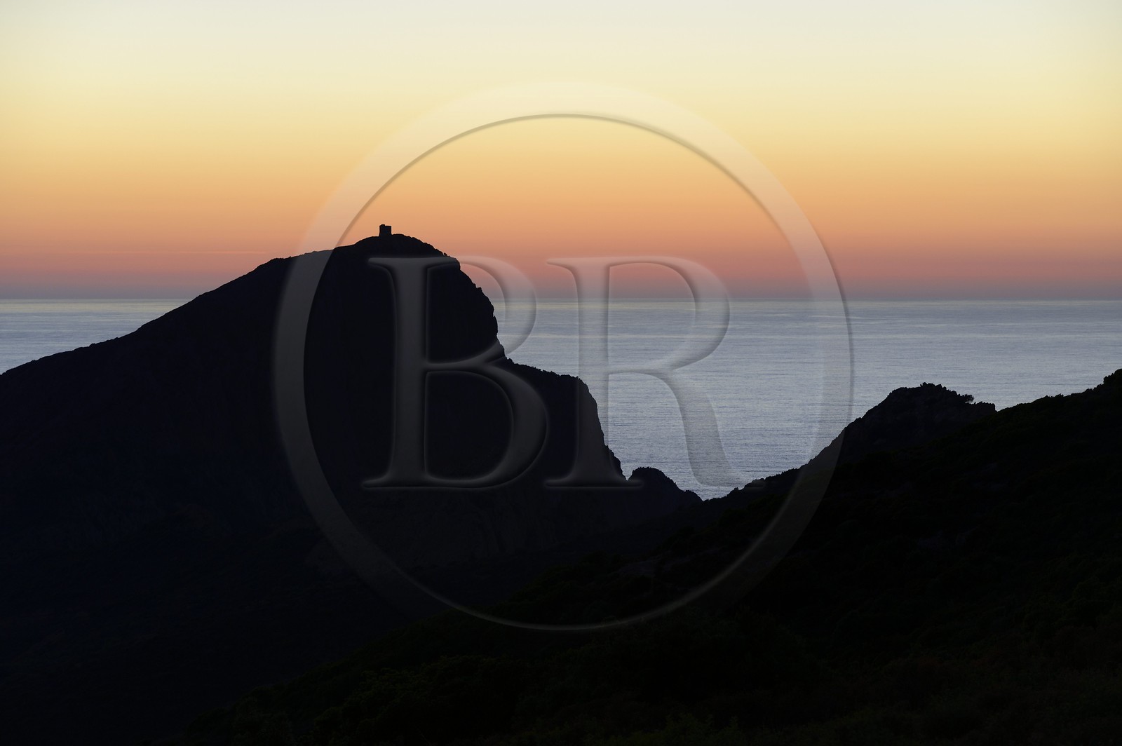 France, Corse-du-Sud (2A), Golfe de Porto, classé Patrimoine Mondial de l'UNESCO, le Capo Rosso et la Tour Génoise de Turghiu (Turghio) en arrière plan