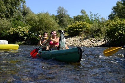 France, Ardèche (07), Les Vans, kayaks descendant la rivière Chassezac