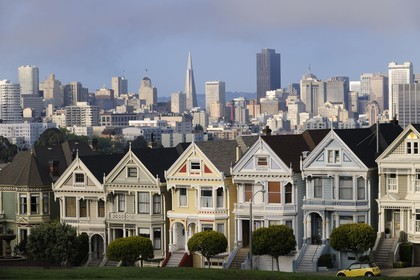 Etats-Unis, Californie, San Francisco, maisons victoriennes d'Alamo Square et le quartier d'affaires en arrière-plan
