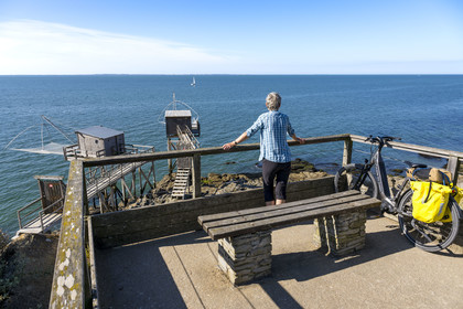 France, Loire-Atlantique (44), Pornic, point de vue sur l'océan le long de la Vélodyssée et des cabanes de pêche traditionnelle au carrelet en arrière plan