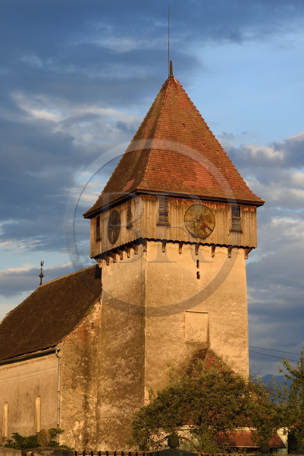 Roumanie, Transylvanie, région de Sibiu, église fortifiée dans le village de Bradu Roumanie, Transylvanie, région de Sibiu, église fortifiée dans le village de Bradu