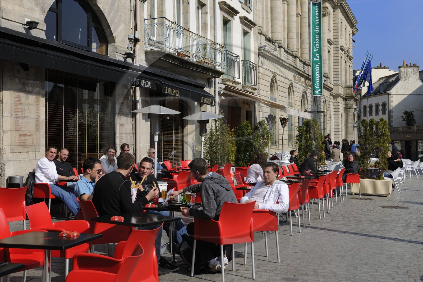 France, Finistère (29), Quimper, terrasse de café sur la place Laennec