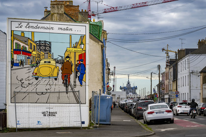 France, Loire-Atlantique (44), Saint-Nazaire, rue du quartier de Méan-Penhoët donnant sur le bassin, une des six fresques sur panneaux de métal émaillé reproduisant des vignettes de l’album de bande dessinée sur les lieux mêmes où se déroulent les aventures de Tintin