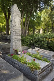 France, Paris (75), cimetière du Père-Lachaise, tombe de Guillaume Apollinaire, monument-menhir conçu par Picasso et financé par la vente aux enchères de deux œuvres de Matisse et Picasso en1924