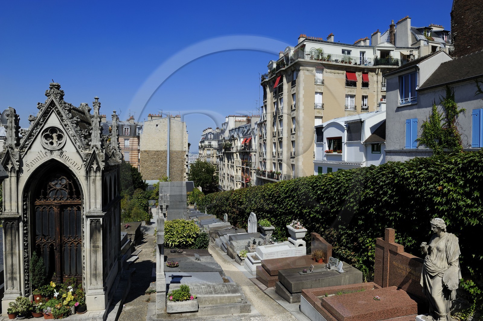 France, Paris (75), Butte Montmartre, le cimetière Saint Vincent entouré d'immeubles et la tombe du peintre Utrillo