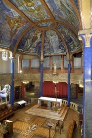 France, Allier (03), Vichy, église Notre-Dame-des-Malades et église Saint-Blaise, voute peinte du choeur avec au centre L'Intelligence une mosaïque de Maume Jean