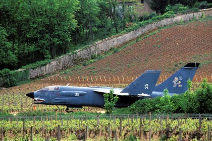 France, Côte-d'Or (21), Savigny-Lès-Beaune, château et musée des avions de chasse (vue aérienne)