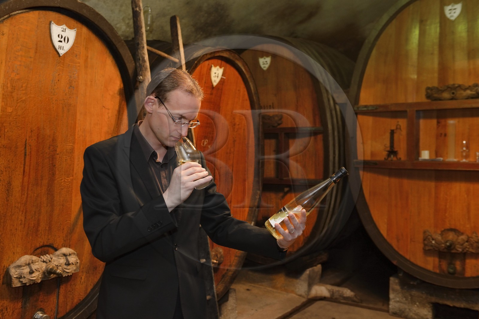 France, Bas-Rhin (67), Route des Vins d'Alsace, Mittelbergheim, labellisé Les Plus Beaux Villages de France, dans les caves du Domaine Wittmann, Romain Iltis, meilleur Sommelier de France en 2012