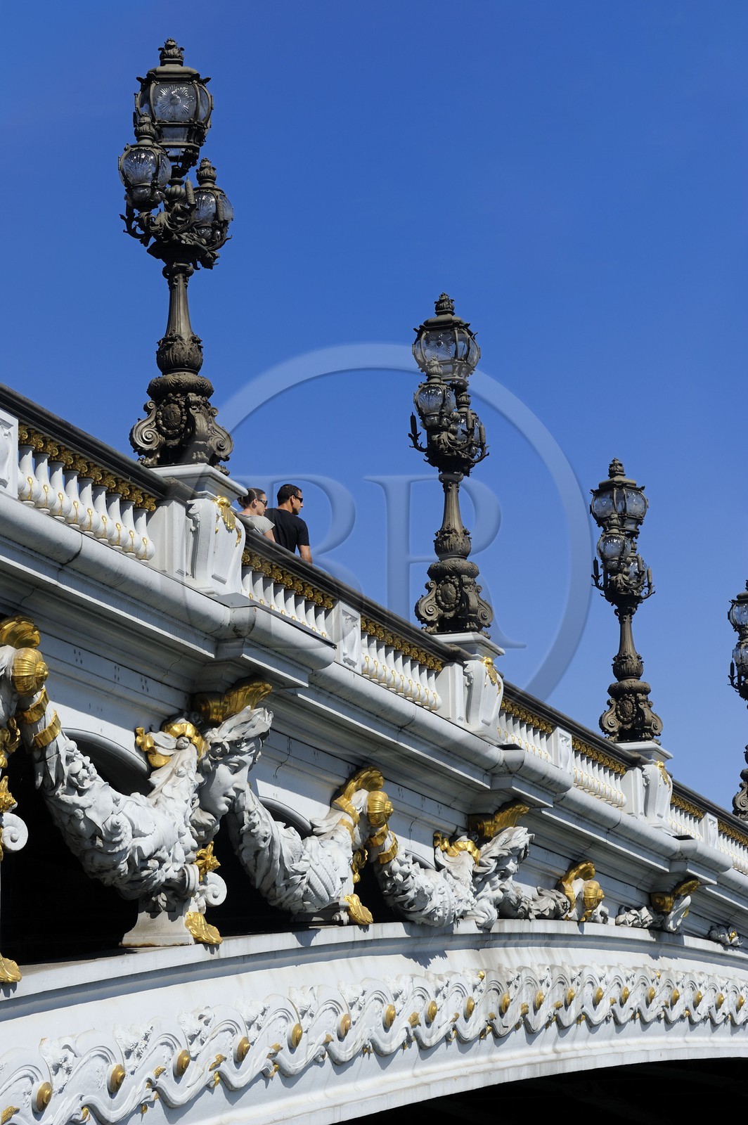 France, Paris (75), pont Alexandre III, couple enlacé