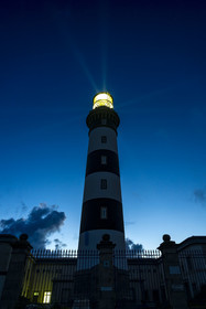 France, Finistère (29), Mer d'Iroise, Ile d'Ouessant, le phare du Créac’h éclairant la nuit