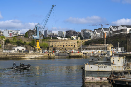 France, Finistère (29), Brest, l'arsenal, le port militaire est une base navale de la Marine nationale, fusiliers marins patrouillant sur la rivière Penfeld, l’anse de Pontaniou et le batiment aux Lions en arrière plan