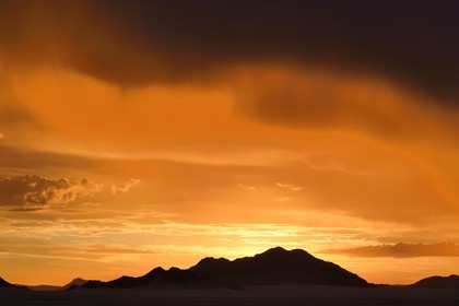 Namibie, région de Hardap, désert du Namib à l'Est du parc national Namib Naukluft vers Sossusvlei, embrasement du ciel au coucher de soleil