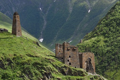 Géorgie, Kakheti, Parc national de Touchétie, vallée de la rivière Alazani dans les montagnes de Pirikiti, randonneurs traversant l'ensemble de tours défensives médiévales de l'ancien village de Parsma (Baso)