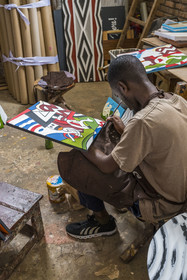 Rwanda, Province de l’Est, Imigongo Art Center, Coffee shop et vente de légumes bio sur la route de Kayonza, réalisation de tableaux par de jeunes artistes