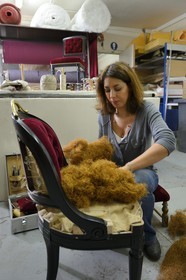 France, Paris (75), Opéra Garnier, les ateliers de réparation, Nora Yalaoui tapissière d'ameublement