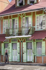 France, Guyane, Cayenne, maison traditionnelle de style colonial dans la vieille ville rue du Quatorze Juillet