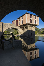 France, Aveyron (12), Millau, le pont Vieux franchissait le Tarn, l'ancien moulin sur sa deuxième pile