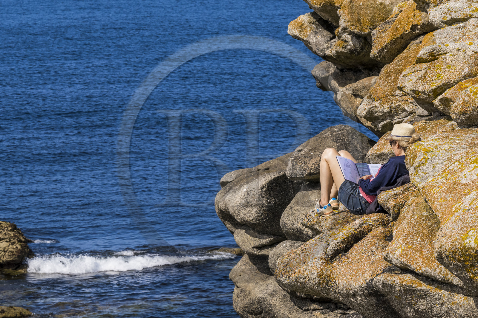 France, Finistère (29), Pays des Abers, Ile Vierge dans l'archipel de Lilia, séance de lecture dans les rochers