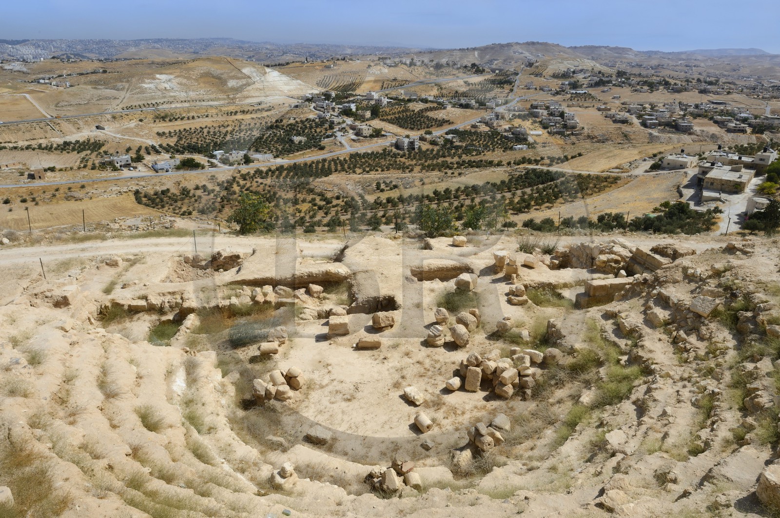 Israel, Cisjordanie, l'Hérodion, colline artificiellement exhaussée qui abrite les ruines d'un palais fortifié construit par le roi Hérode Ier le Grand (site classé Parc National), les fouilles du théâtre du roi Hérode ont été menées par le professeur Ehud Netzer et maintenant par Yakov Kalman