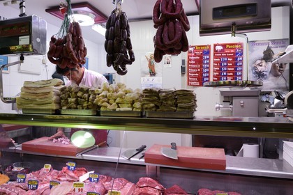 Espagne, Andalousie, Séville, quartier de Triana, le marché couvert de Triana, étal du boucher