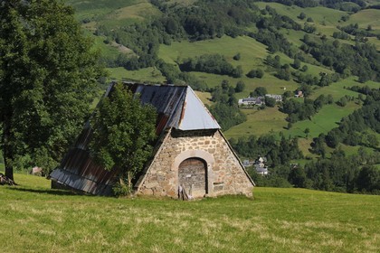 France, Cantal, Monts du Cantal, Parc Naturel Regional des Volcans d' Auvergne (Regional Nature Park of the Volcanoes of Auvergne), a buron close in the Vallee de la Jordanne (Jordanne Valley) towards Mandaille-Saint-Julien