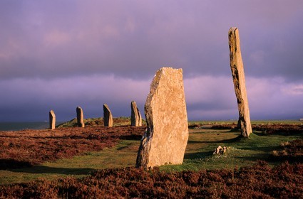 Royaume-Uni, Ecosse, îles Orcades, Mainland, au bord du Loch of Stenness, pierres levées du Ring of Brogar, classées Patrimoine Mondial de l' UNESCO
