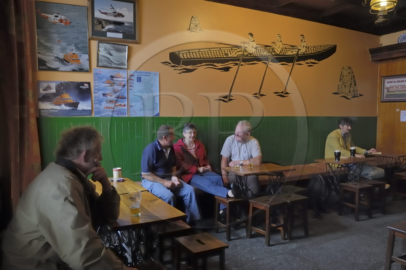Irlande, Comté de Galway, Aran Islands, Inishmore, pub de Kilronan