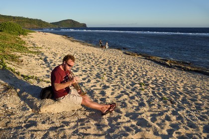 France, Ile de la Reunion, côte sud, joueur de trompette sur la plage de Petite-Ile