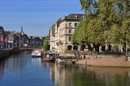 France, Bas Rhin, Strasbourg, banks of Ill River facing quai des Bateliers and the pont du Corbeau (Raven bridge)