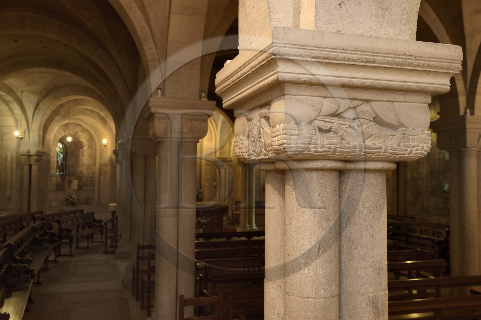 France, Meuse (55), Verdun, Ville Haute, cathédrale Notre-Dame du Xe siècle, la crypte orientale, chapiteau décoré en hommage aux soldats de la Première Guerre Mondiale