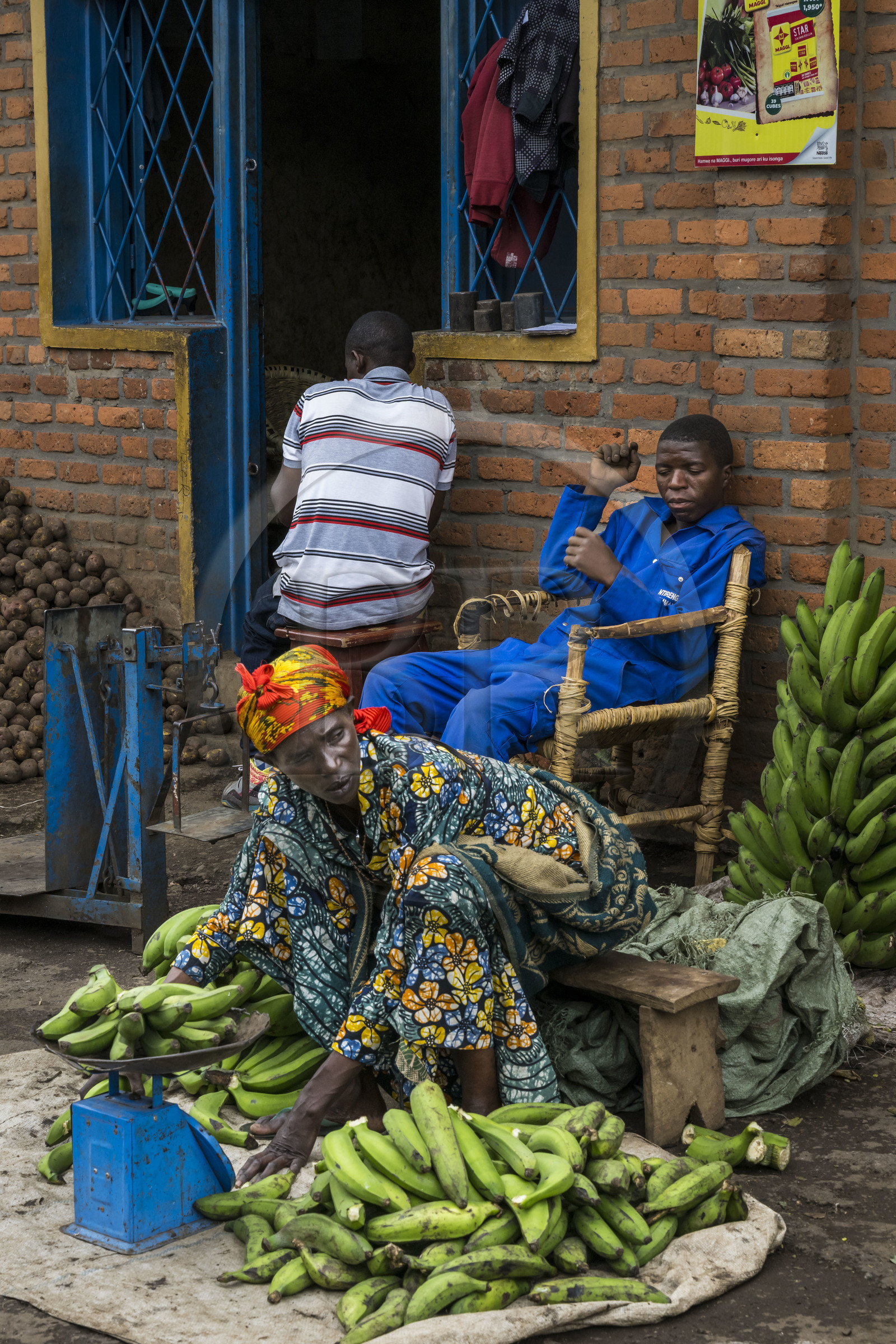 Rwanda, Province du Nord, Musanze (anciennement nommée Ruhengeri), le marché central, marchande de bananes