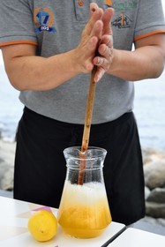 Portugal, Ile de Madère, Porto da Cruz, préparation de la boisson typique de l'archipel, la poncha est un cocktail alcoolisé à base d'eau-de-vie, de canne à sucre, de jus de citron, d'orange ou de fruit de la passion