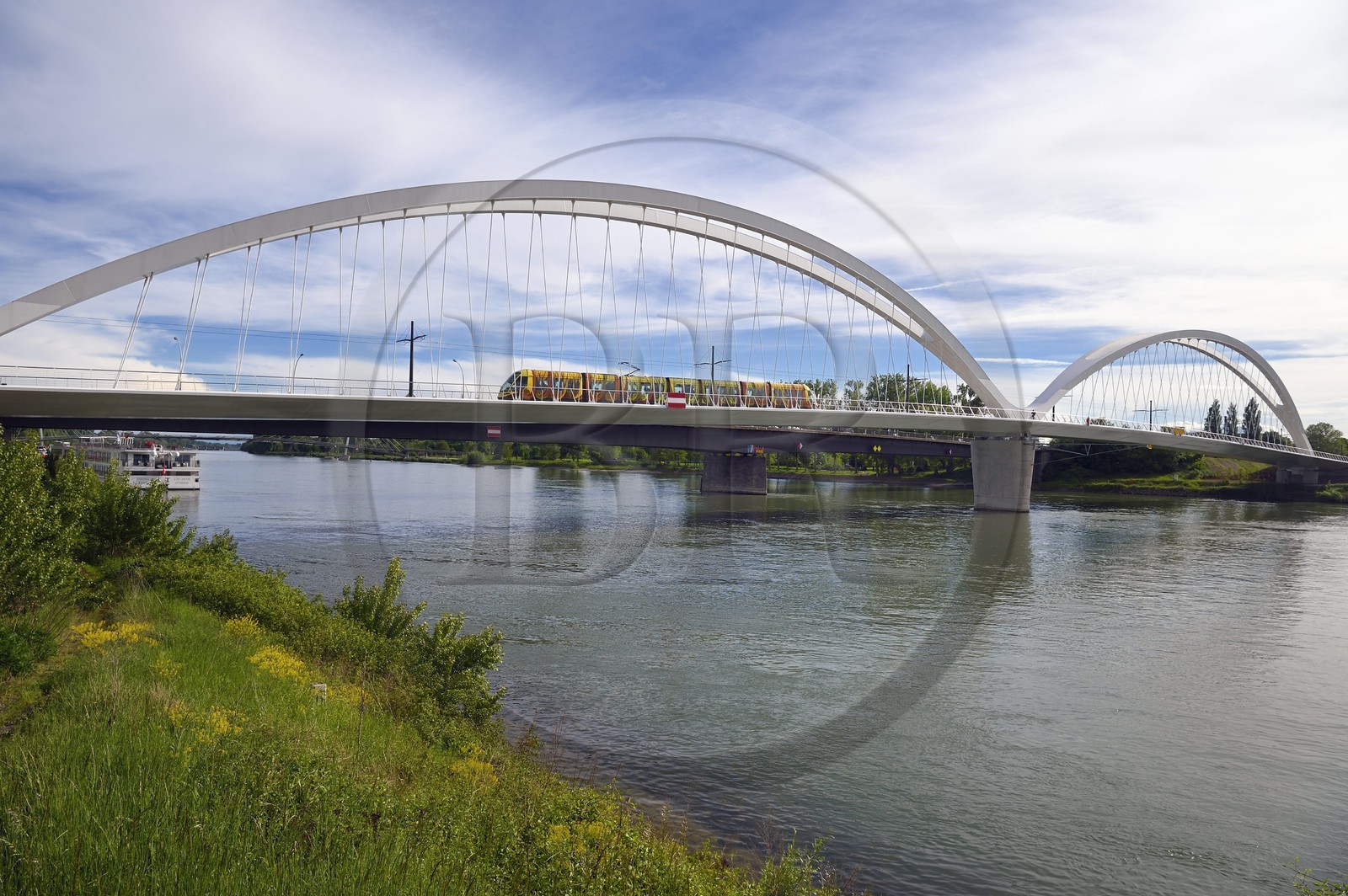 France, Bas-Rhin (67), Strasbourg, le pont piéton, vélo et du tram de la ligne D sur le Rhin reliant Strasbourg à Kehl en Allemagne inauguré le 28 avril 2017 appelé pont Beatus Rhenanus