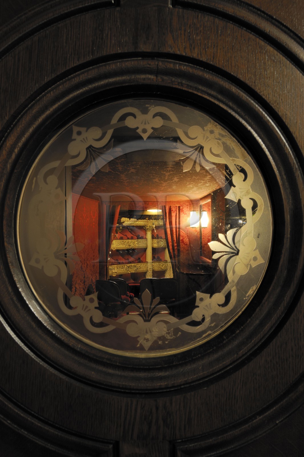 France, Paris (75), l'Opéra Garnier, la salle vue depuis une porte de loge France, Paris (75), l'Opéra Garnier, la salle vue depuis une porte de loge