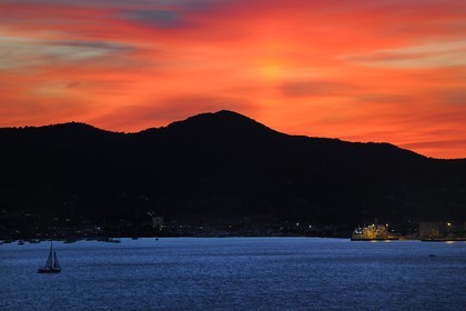 Italie, Toscane, Ile d’Elbe, la rade de Portoferraio au coucher de soleil