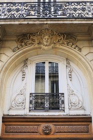 France, Paris (75), immeuble haussmannien au n° 68 rue de Lisbonne, entresol au dessus de la porte cochère