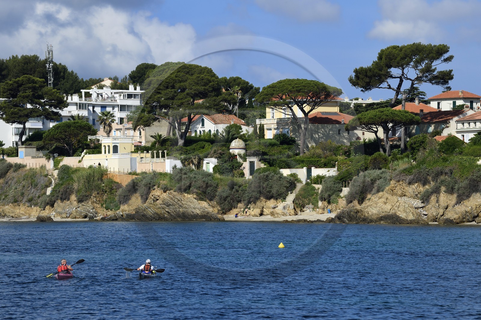 France, Var (83), Toulon, kayakistes en bordure du quartier du Mourillon