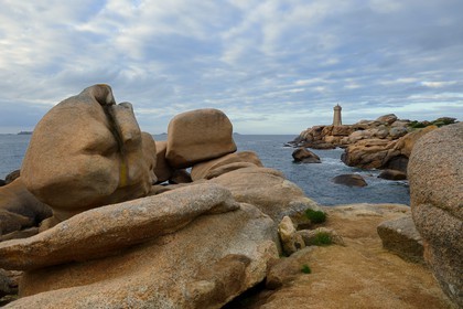 France, Côtes-d'Armor (22), Côte de Granit Rose, Perros-Guirec, Ploumanac'h, la pointe de Squewel et le phare de Mean Ruz